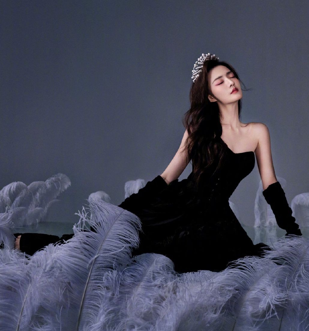 2021年4月5日,有网友拍到徐璐录制节目后的下班图.