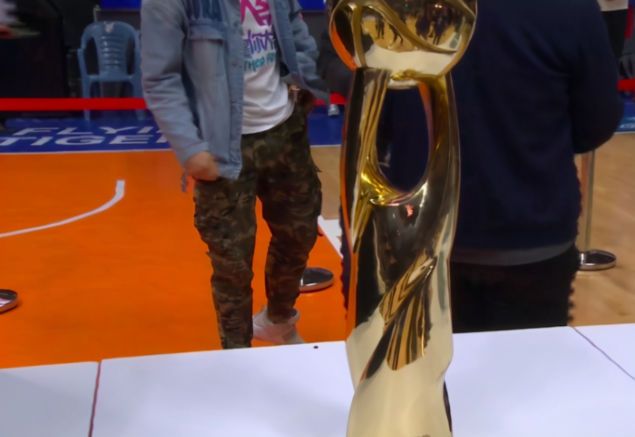 从目前媒体曝光的消息来看,cba总冠军奖杯和mvp奖杯都已经正式地运抵