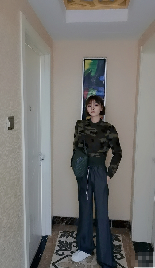 唐菀虽是单身妈妈但平时看着就像女学生蹦蹦跳跳的样子真活泼