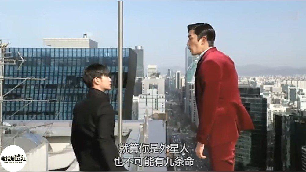 还记得《来自星星的你》里陷害都敏俊和千颂伊的大反派李载京吗?