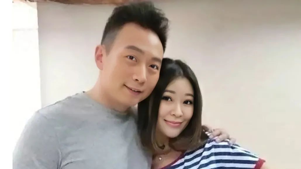 前央视名嘴王小骞赤裸炫富!嫁富二代老公,开百万豪车背包6位数