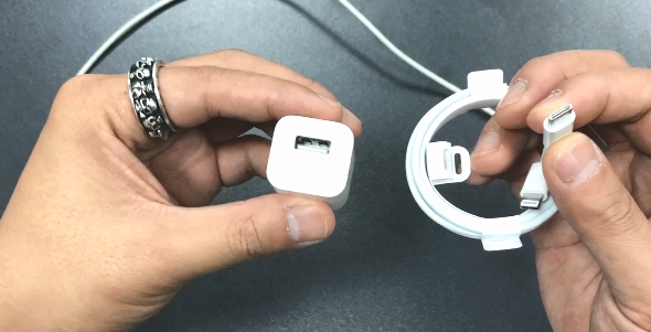 iphone12包装盒内没了耳机和充电头,只有一根数据线.