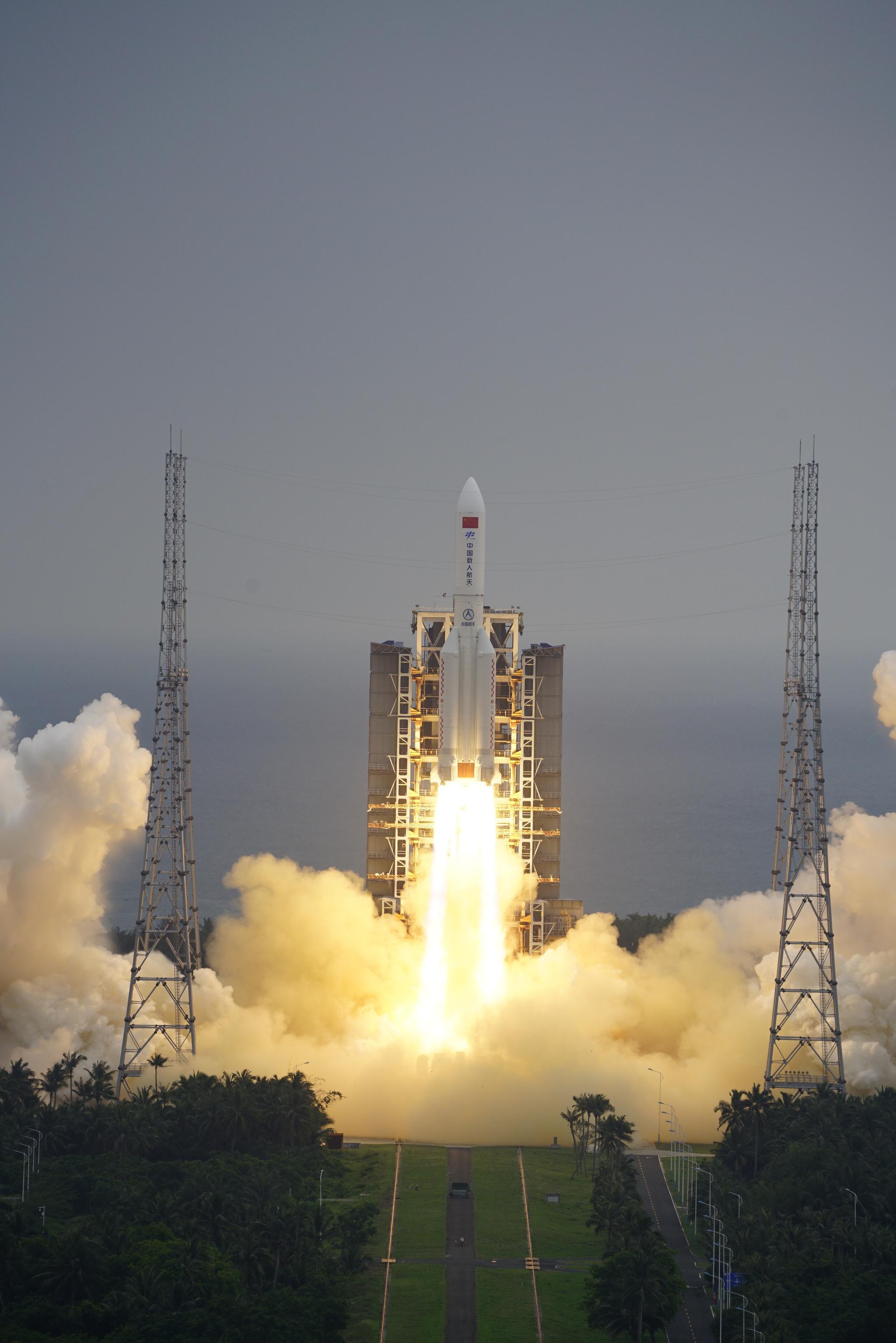 长征五号b遥二运载火箭在位于海南的文昌航天发射场一飞冲天.史啸 摄