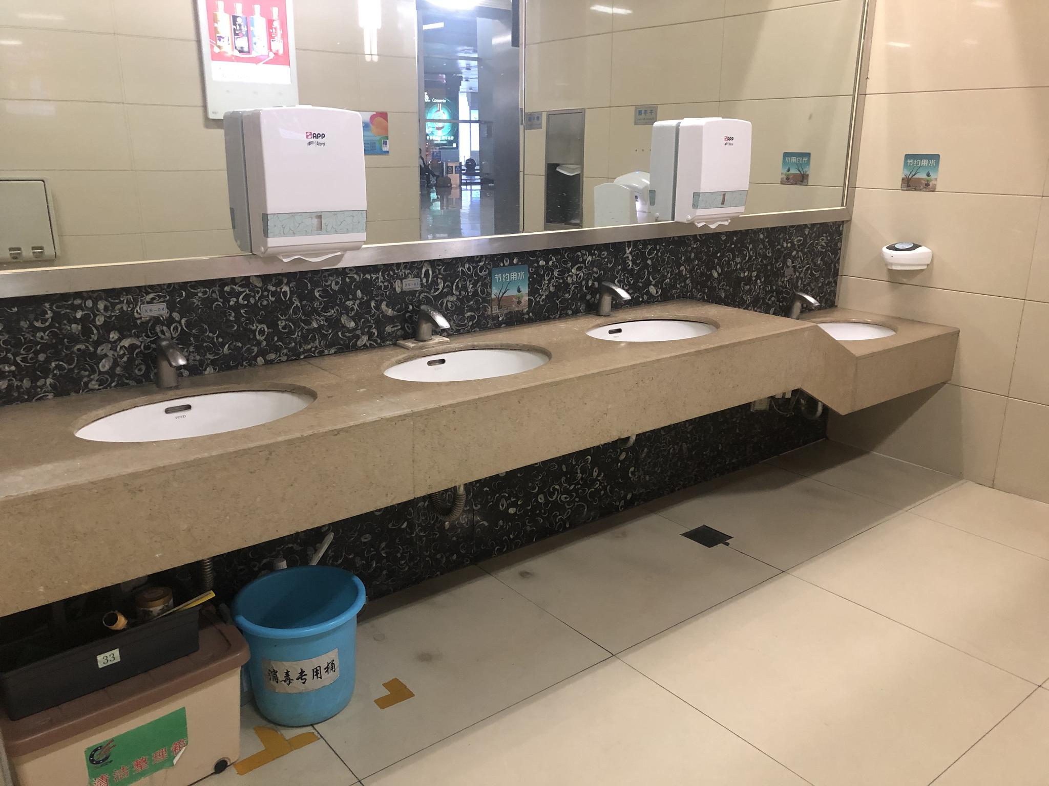 贵阳机场洗手间的装饰石板内含有腕足类化石.新华社记者 蒋成 摄