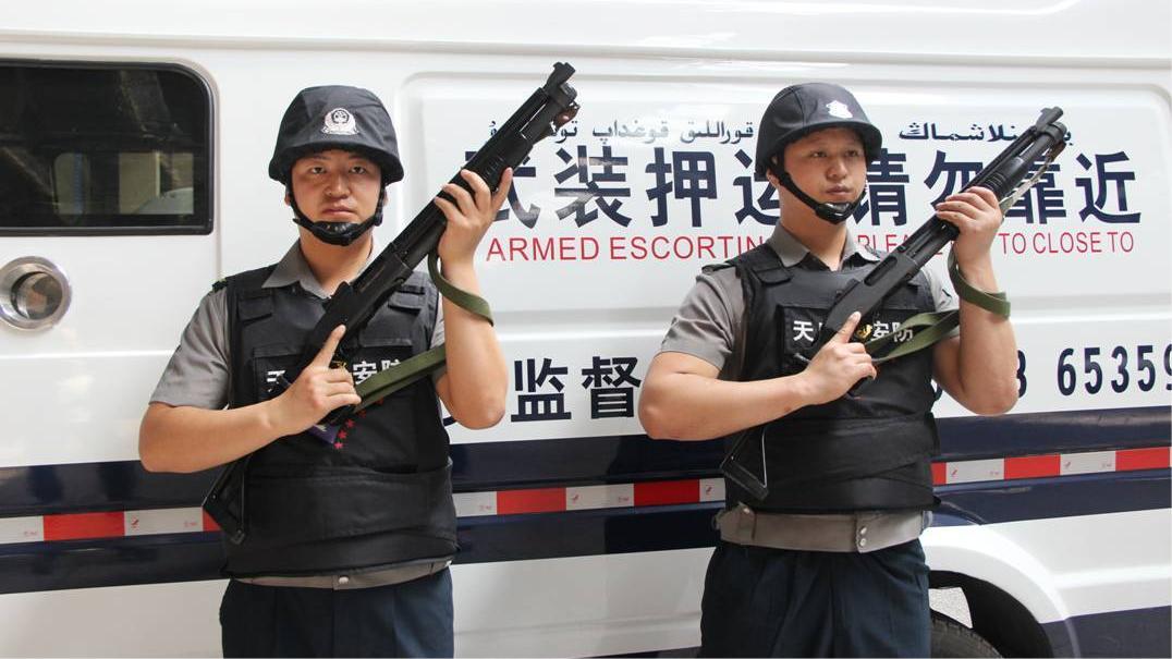 四川运钞枪走火安保身亡,押运没必要持枪?你没见过当年抢银行