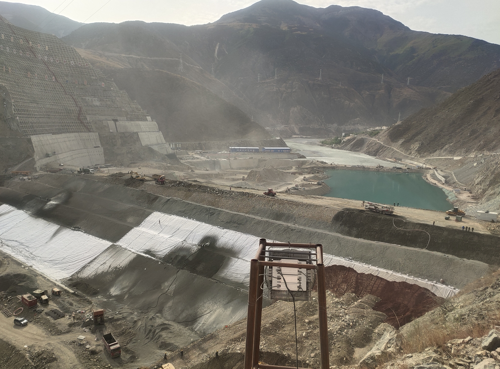 上下游围堰面貌4月25日,巴塘水电站测量员全站仪的上游围堰测量数字
