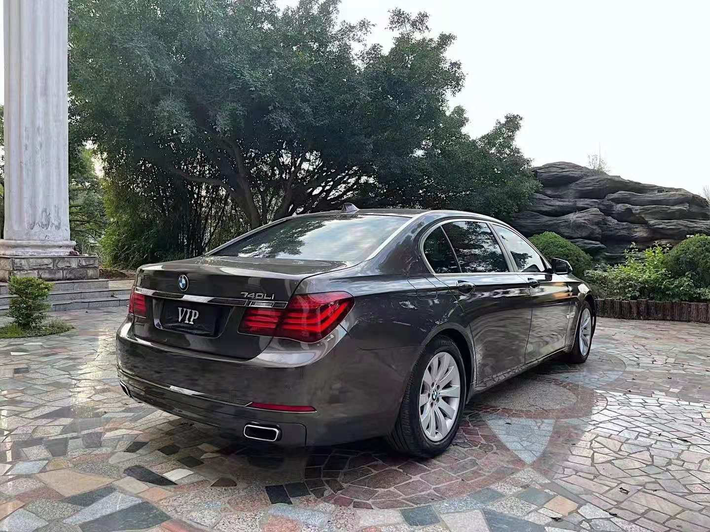 2015年宝马740li售价198万帅气的双肾中网十分具有视觉冲击力