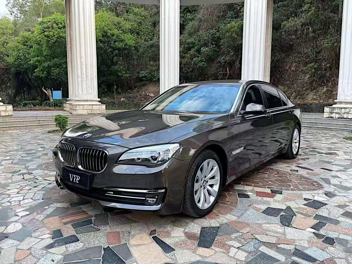 2015年宝马740li售价198万帅气的双肾中网十分具有视觉冲击力