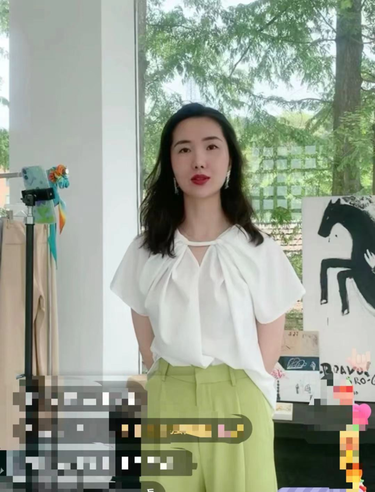 董花花新展览大获成功,状态优雅不像二孩妈,张大奕