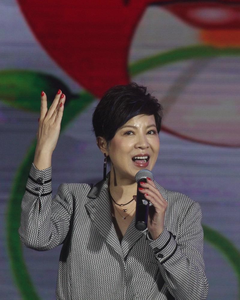 歌手杭天琪晒抓娃娃视频状态超好,前夫出轨,现带女儿参加节目