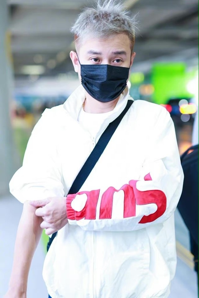 文章新恋情曝光后颜值狂飙!染银发嫩回小鲜肉,久违的帅气一回