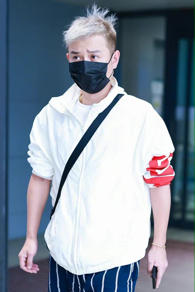 文章新恋情曝光后颜值狂飙!染银发嫩回小鲜肉,久违的帅气一回