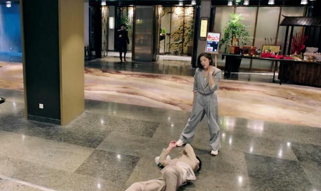 欧阳总这样的色狼挨一个过肩摔是活该,不尊重女性的男人就给教训,但是