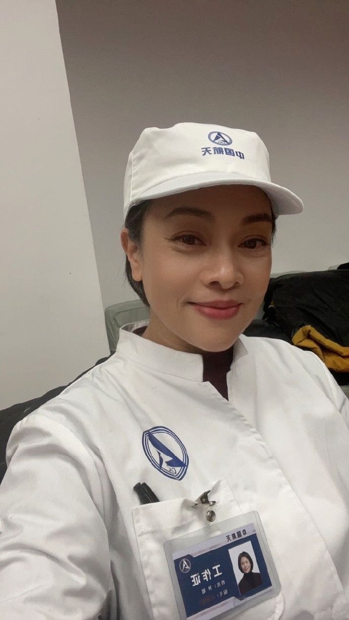 史可跟老公游西湖合影,57岁素颜真实不假,纯天然老了就是漂亮!