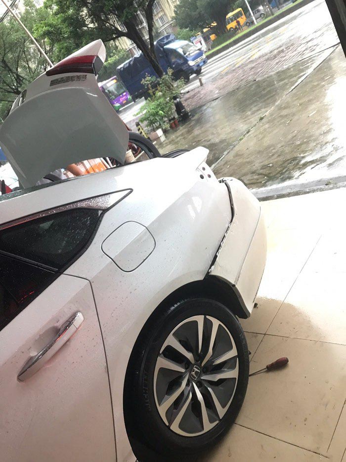 【车友分享】雨天倒车容易刮蹭?看看英斯派车友是如何解决的!