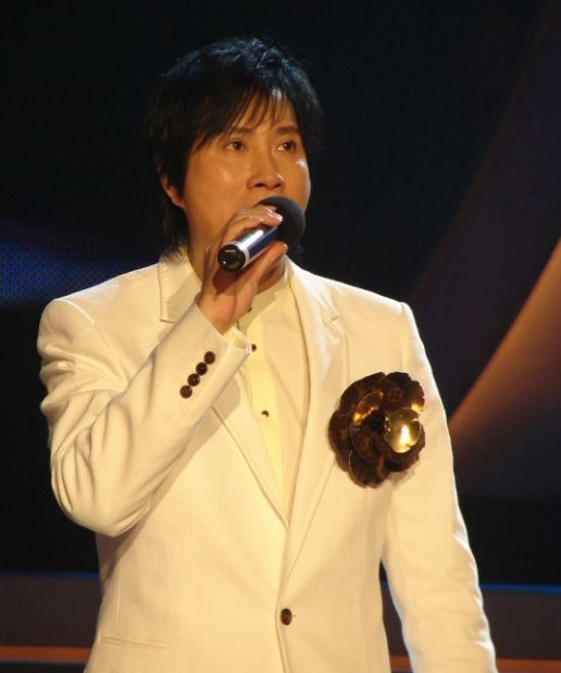 凭一首歌红遍全国,52岁因病去世,9亿遗产至今不知去向!