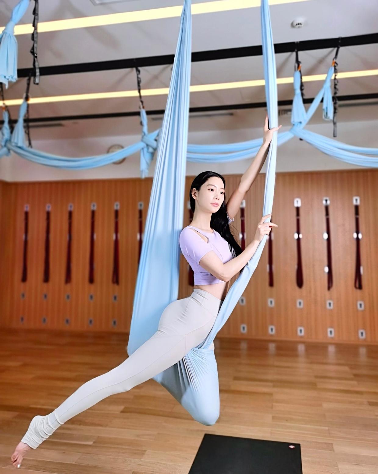 喜欢健身的小姐姐们穿上显身材的瑜伽裤,真的很有型,不过这样的裤子不