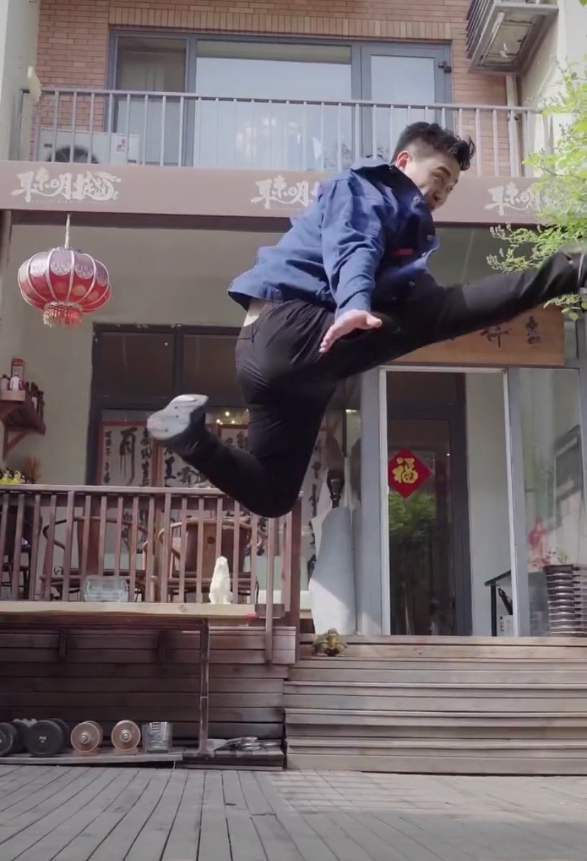 知名打星吴樾晒旋风腿曾说5人都近不了他身和甄子丹对打精彩