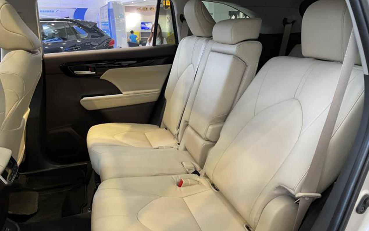 全新一代丰田汉兰达实车到店!和旧款一对比,仿佛年轻了十岁!