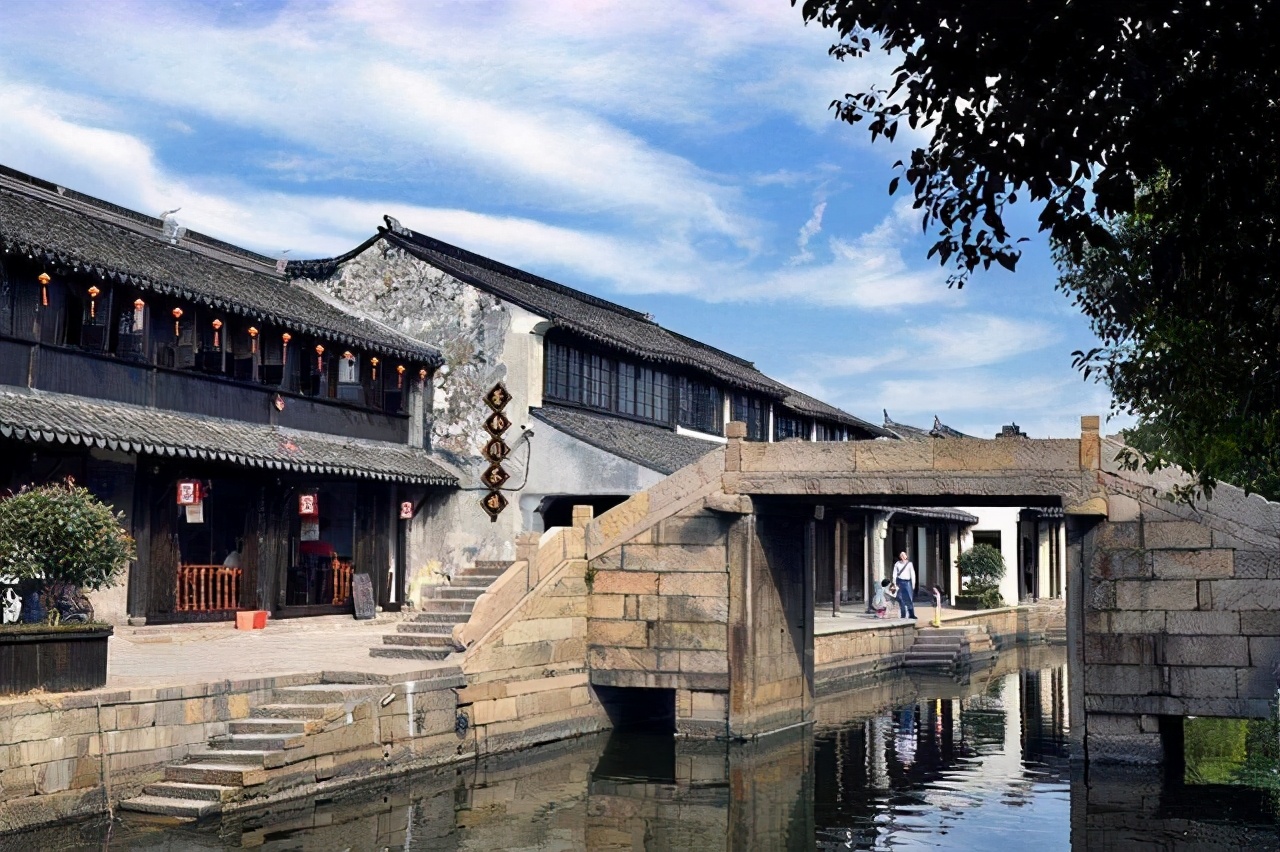 黎里古镇位于江苏省苏州市的吴江区,东边毗邻上海,南边浙江,西边是