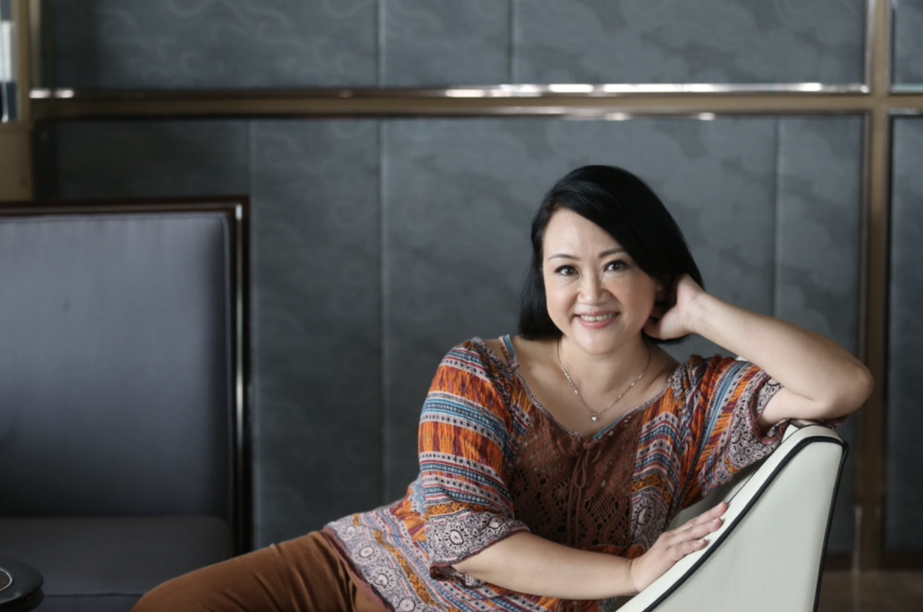 陈安莹时隔九年重返tvb录节目激动落泪与汪明荃同台感触良多