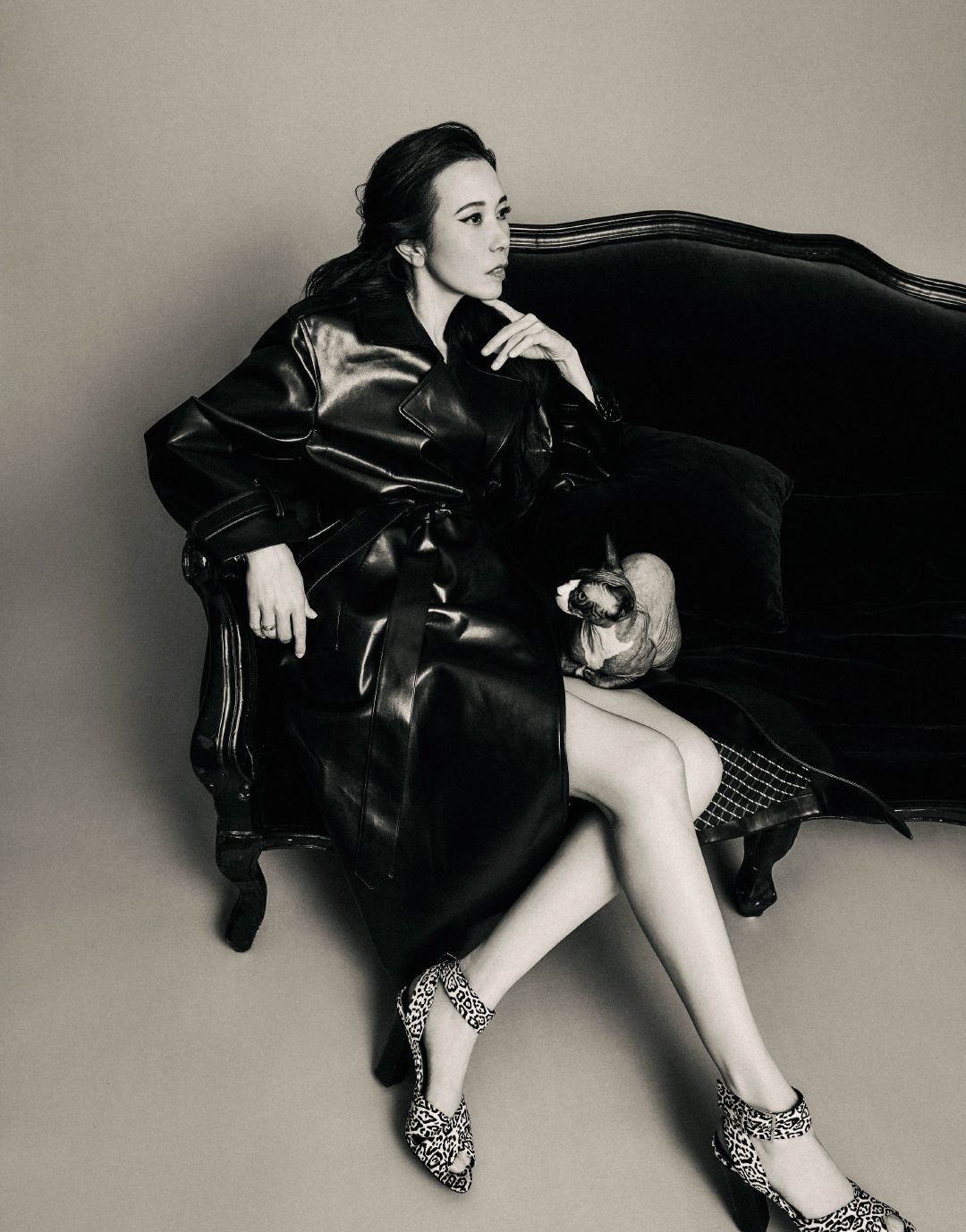 50岁莫文蔚化身猫女郎,身材纤细宛如少女,黑色假指甲十分抢眼|莫文蔚