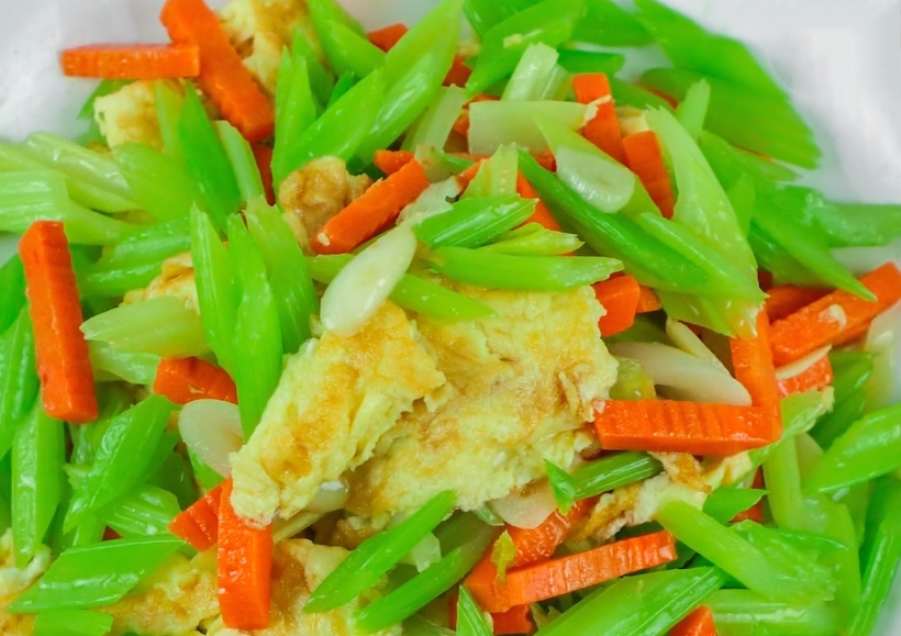 炒芹菜有人绰水有人直接下锅炒大厨都不对难怪芹菜不好吃