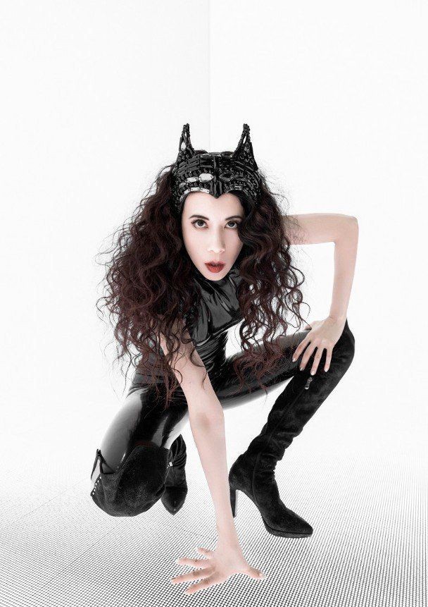 50岁莫文蔚化身猫女郎,身材纤细宛如少女,黑色假指甲十分抢眼|莫文蔚