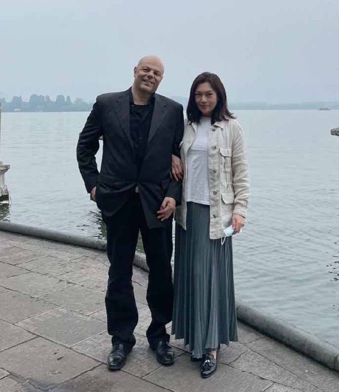 史可跟老公游西湖合影,57岁素颜真实不假,纯天然老了就是漂亮!