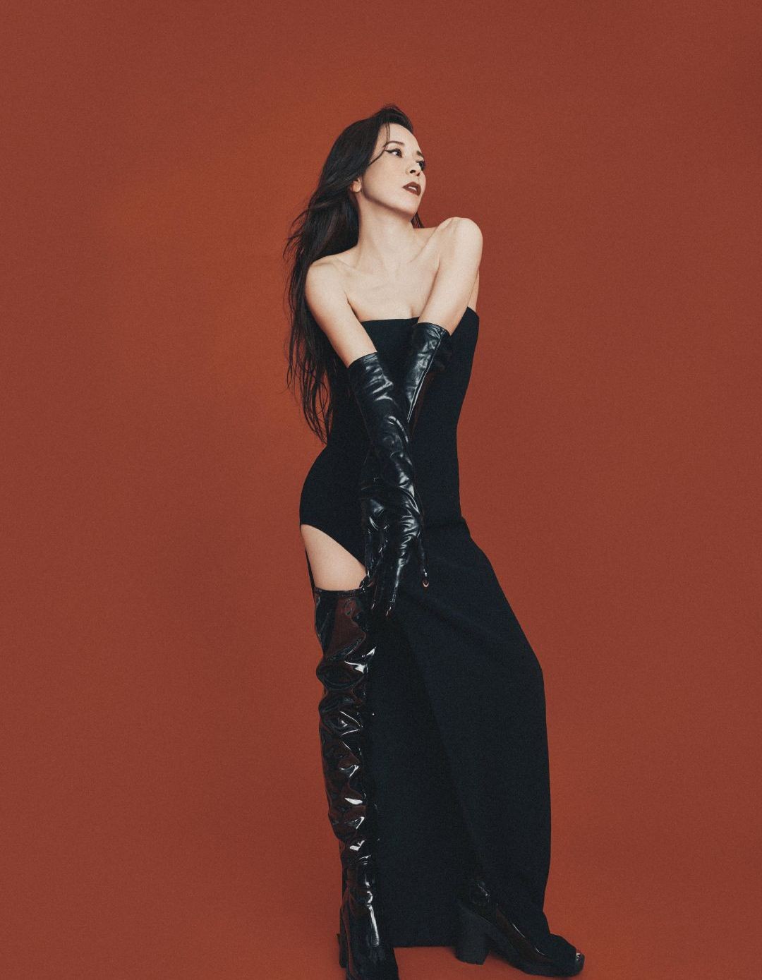 50岁莫文蔚化身猫女郎,身材纤细宛如少女,黑色假指甲十分抢眼|莫文蔚