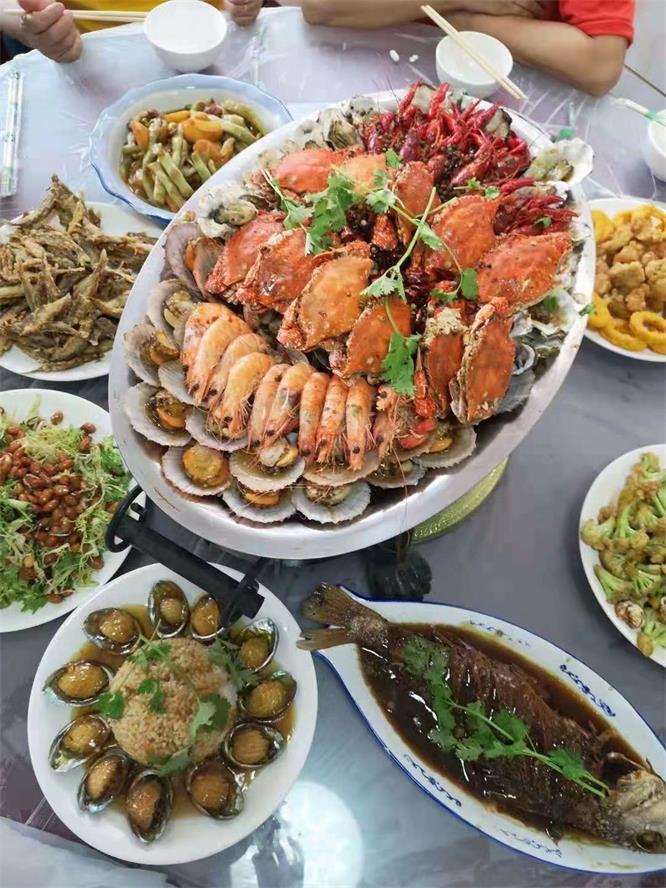 东戴河止锚湾纳海亭农家院院门口赏碣石美景海鲜种类太多了