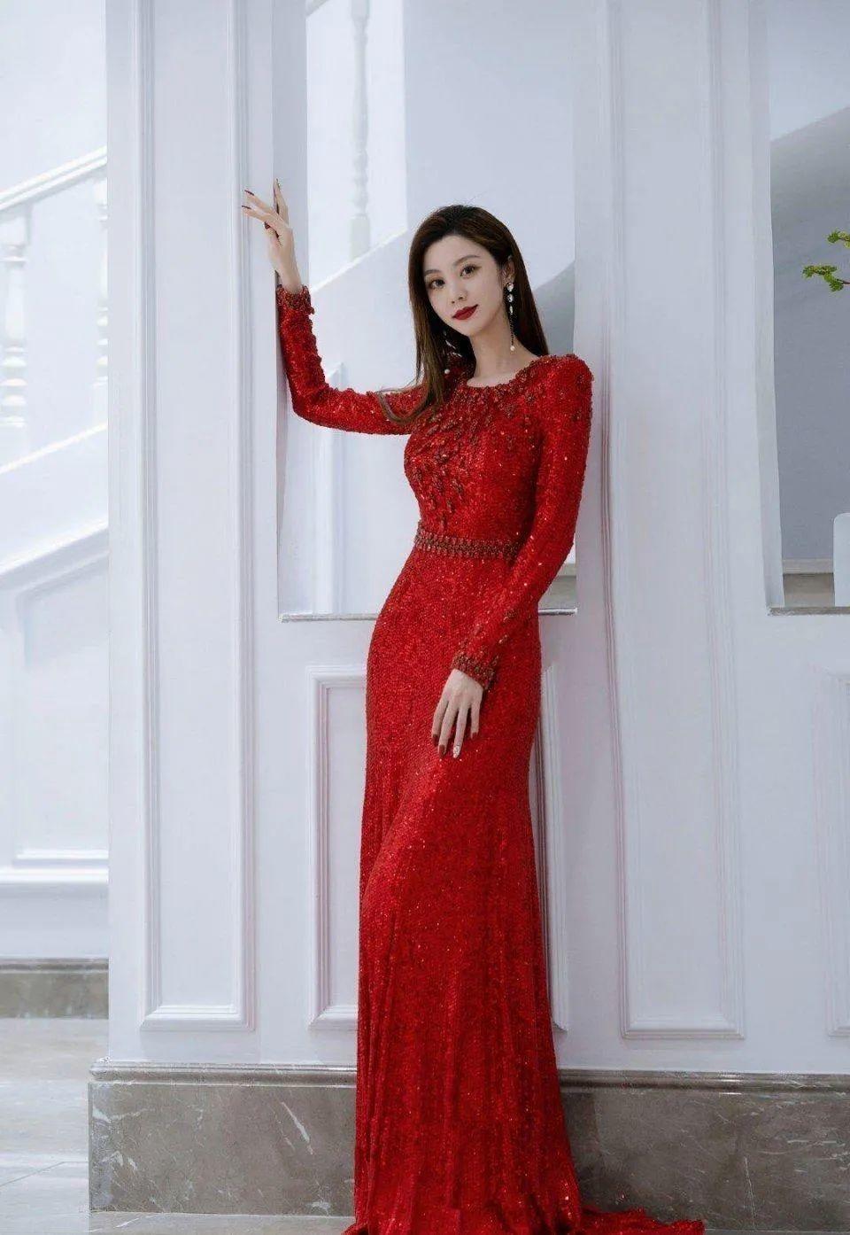 02说实话,"费费"费沁雯也并不是王牌对王牌的常驻主持人,但是在她短暂