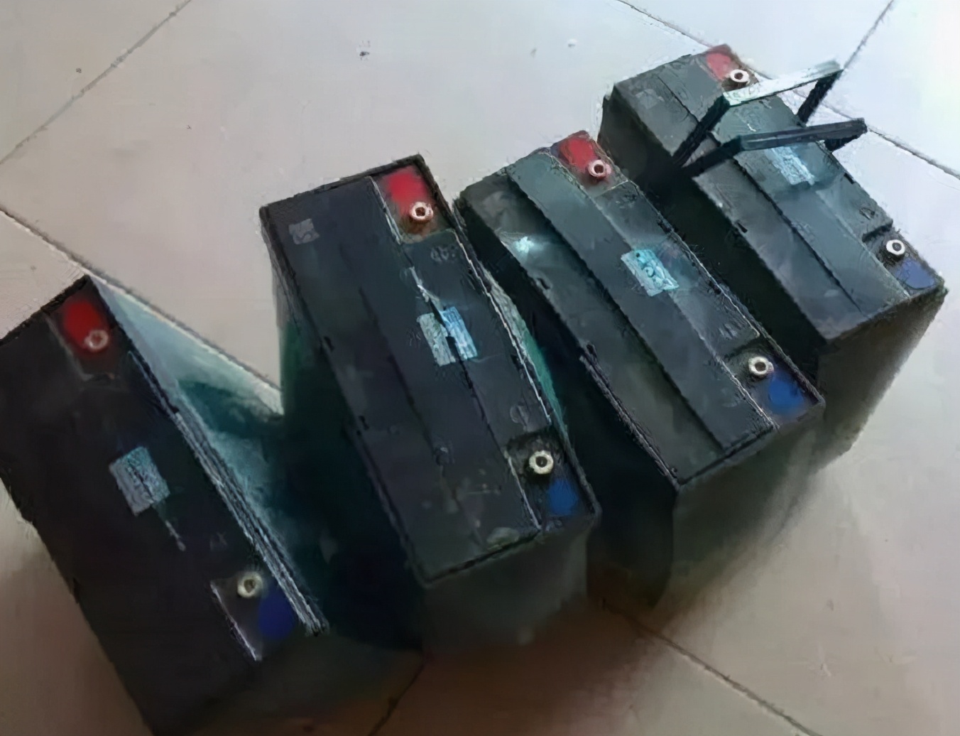 为什么电动车电池会鼓包?这2点才是"罪魁祸首",很多人都在犯