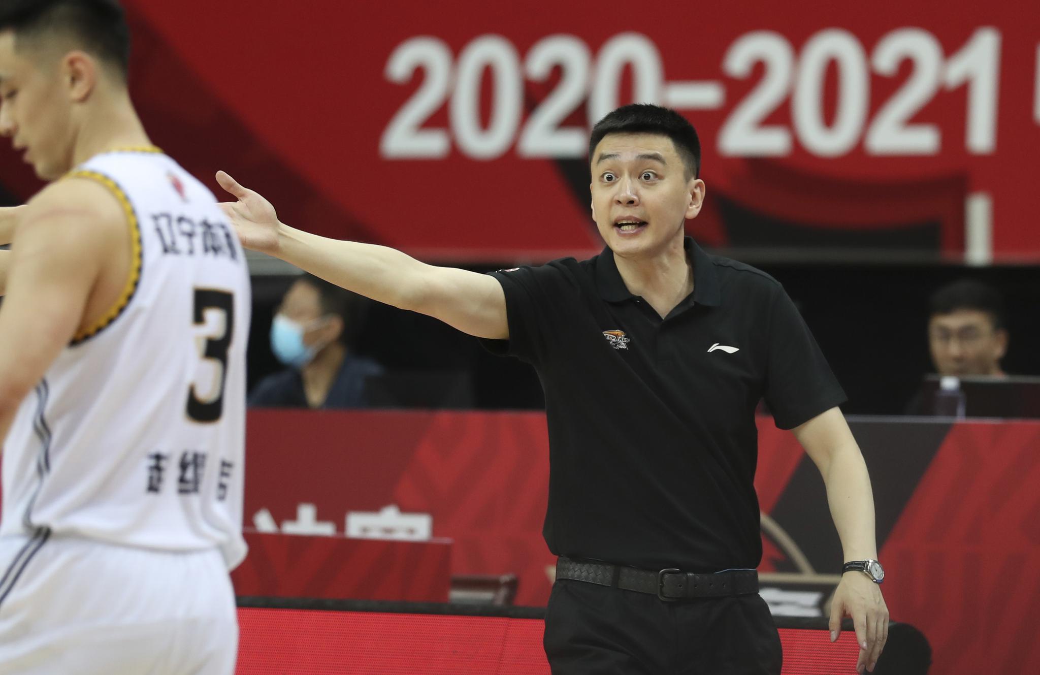 4月29日,辽宁队主教练杨鸣(右)在比赛中.