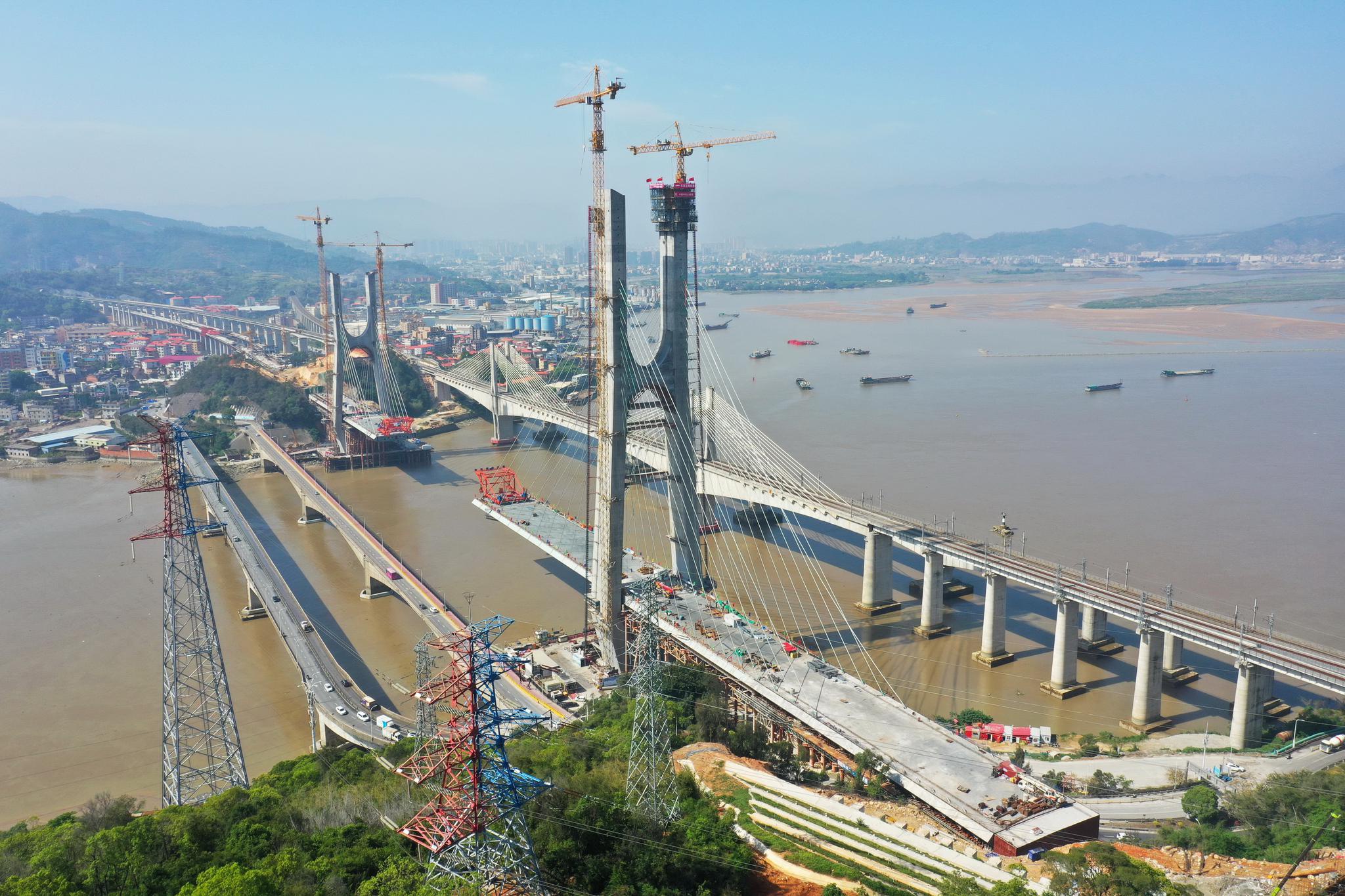 新建福厦铁路乌龙江大桥主塔封顶完成