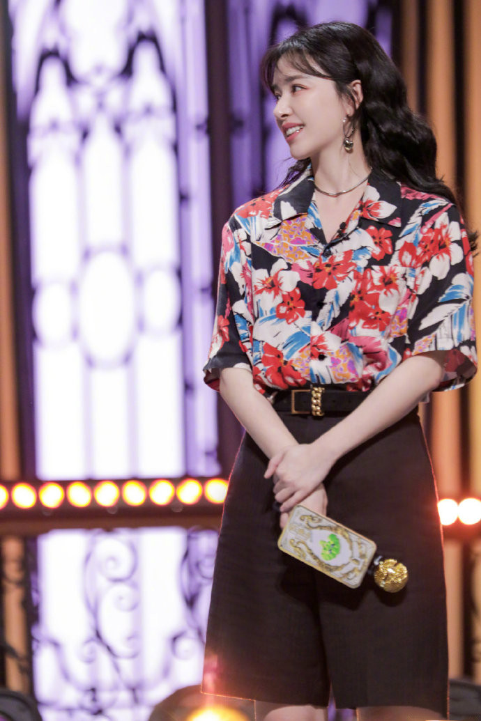 孟佳真有青春感跟多位女星郊游穿花衬衫也不输不愧是浪姐