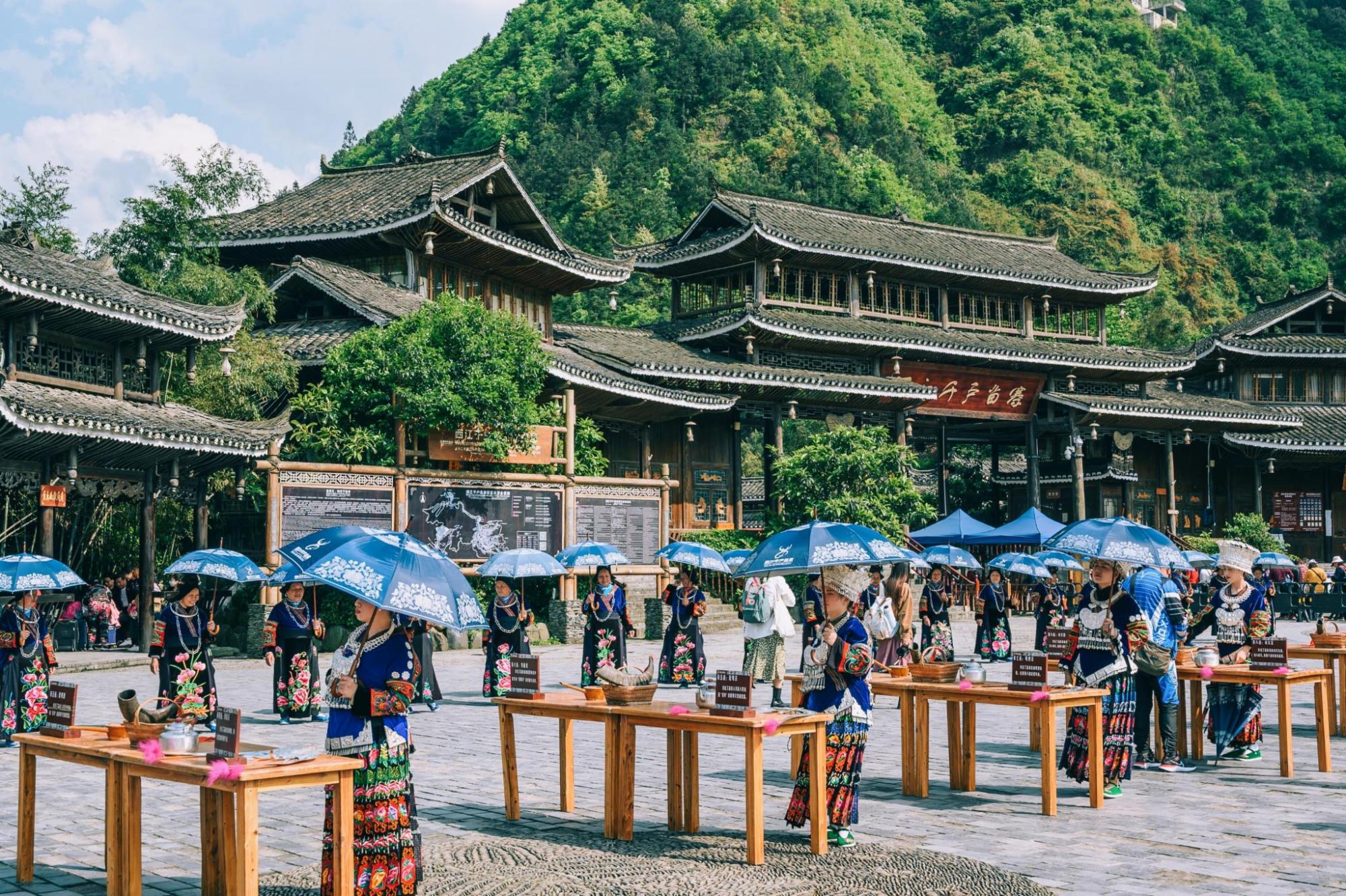 来贵州旅游一定要到世界上最大的苗寨打卡虽然已十分商业化