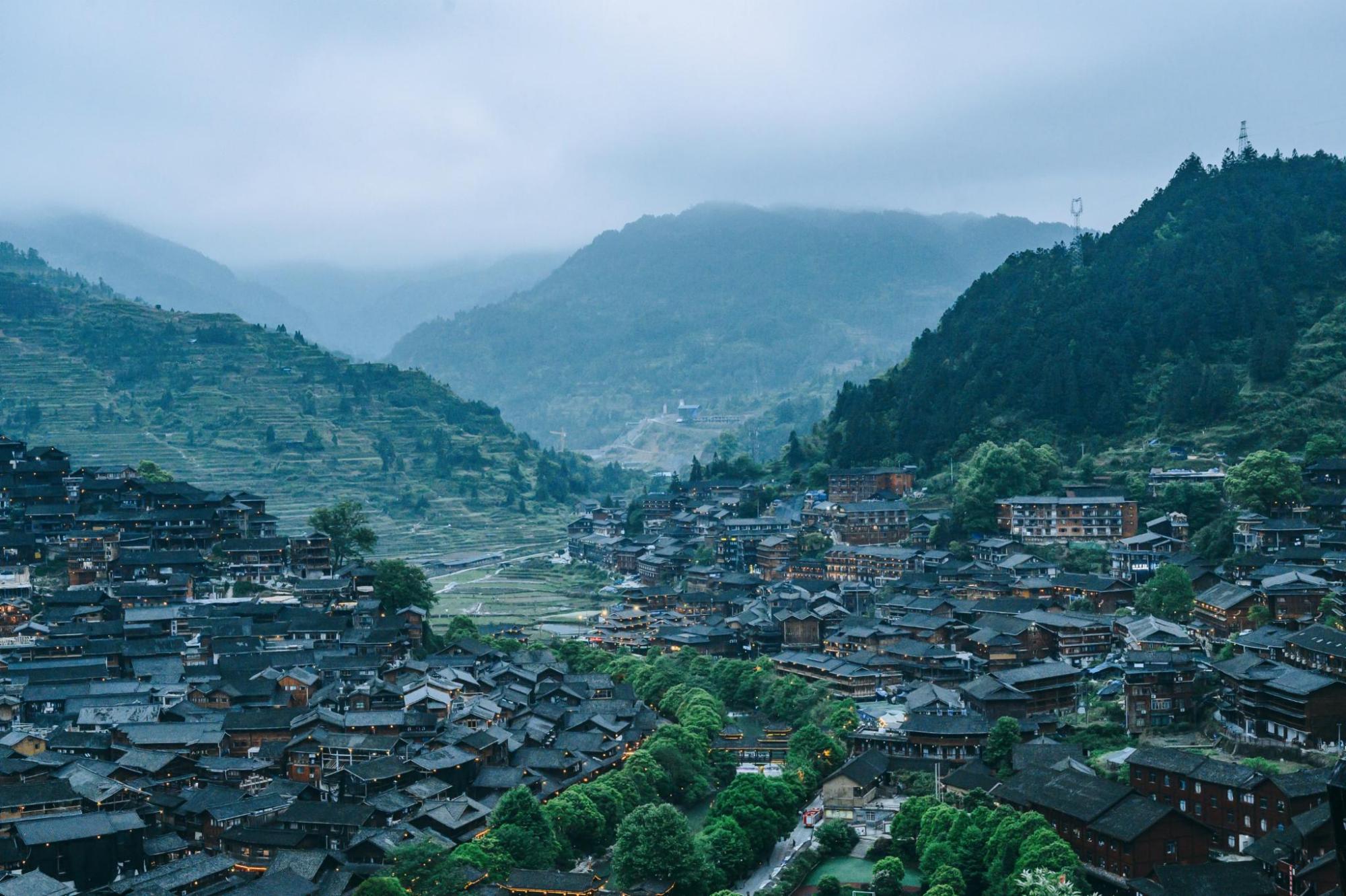 来贵州旅游一定要到世界上最大的苗寨打卡虽然已十分商业化