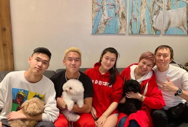 的资源并不丰盛,唯一一次做女主角,还是顶替黎美娴参演《黄土恩情》