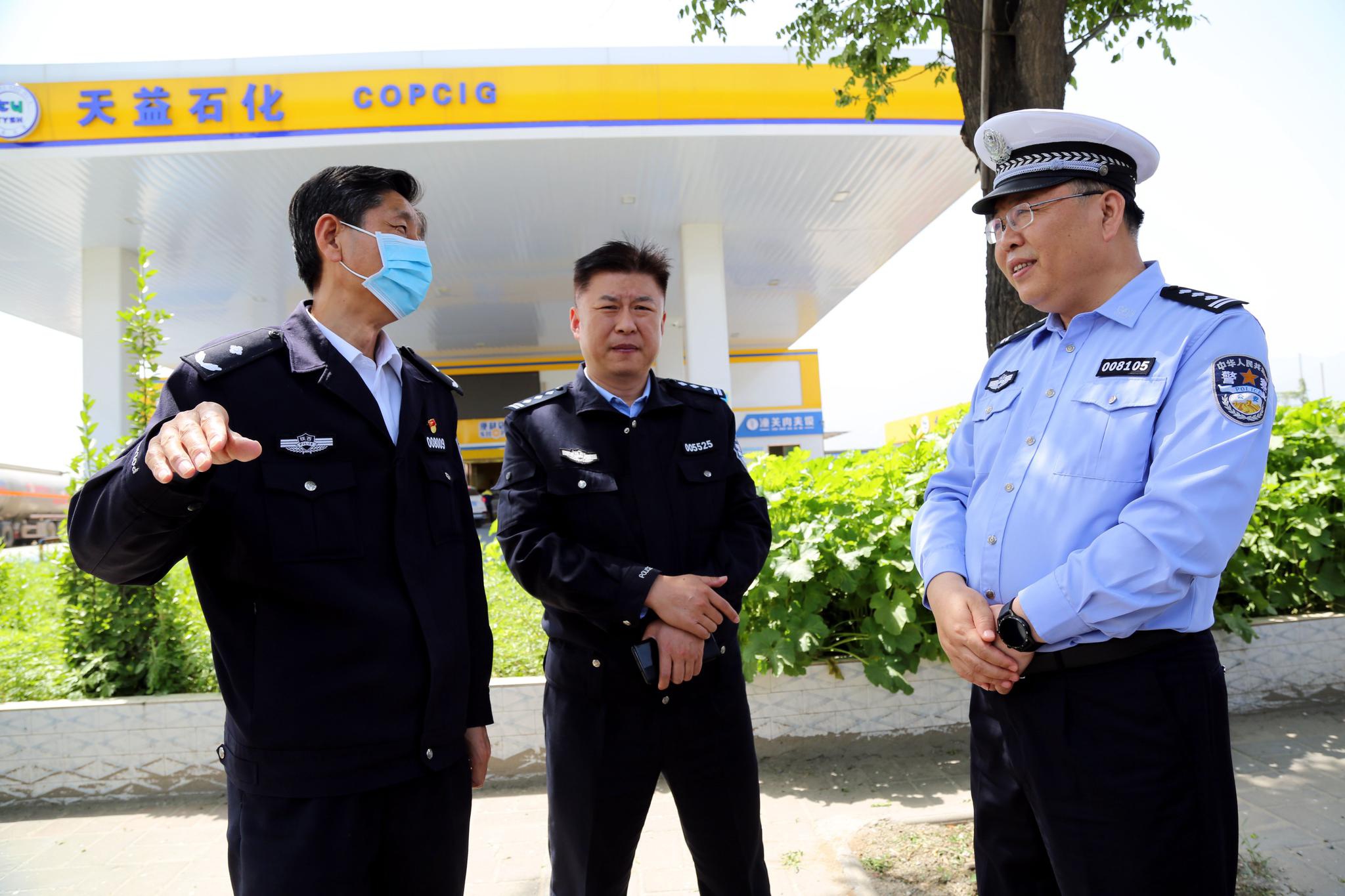 渭南交警支队支队长闫丰胜深入潼关督导五一交通安保工作