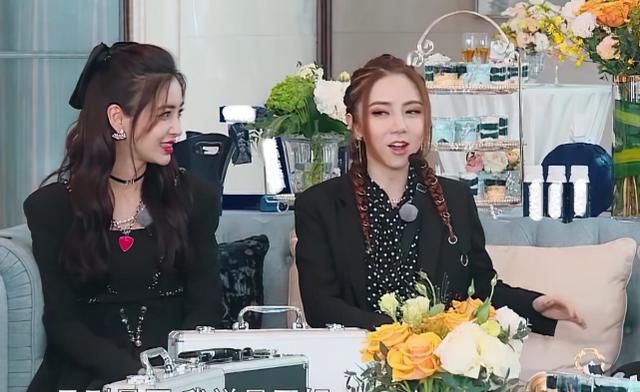 跑男最卑微嘉宾,全程被忽视说话没人理,穿衣落魄不如工作人员?休闲区蓝鸢梦想 - Www.slyday.coM