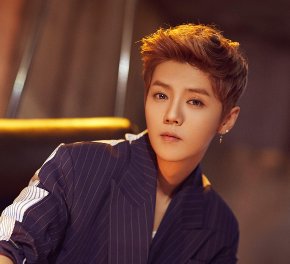 刚高调秀完恩爱，鹿晗就被拍与两美女夜店玩通宵，工作室发声回应休闲区蓝鸢梦想 - Www.slyday.coM