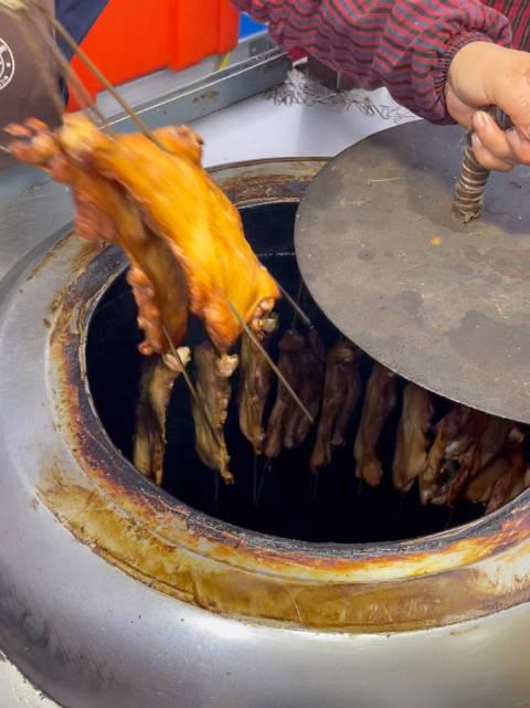 开封河大夜市的招牌美食——曹记焖烤鸡腿