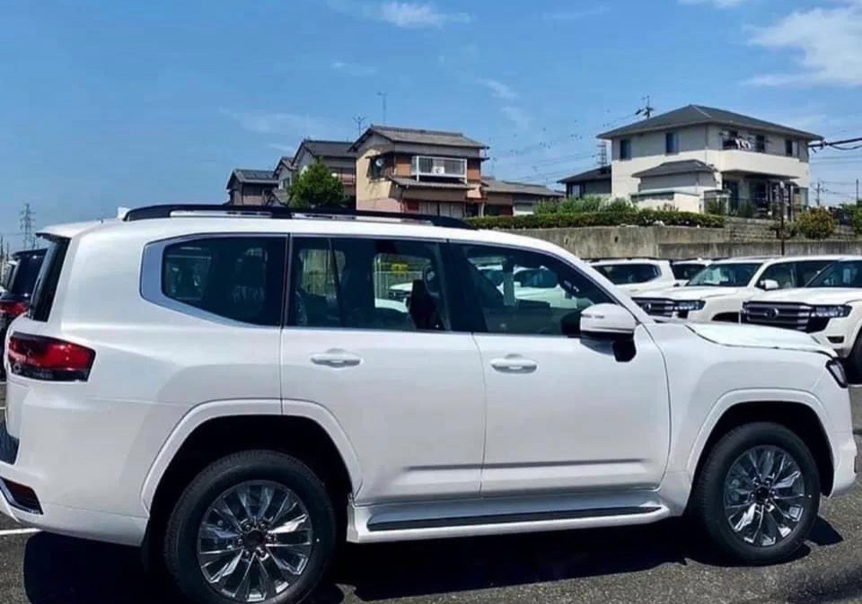 新款丰田陆巡实车曝光,外观更霸气,换装3.5tv6动力