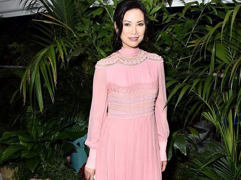 邓文迪真有勇气,53岁穿粉嫩少女裙配高跟鞋,美得优雅又惊艳|少女裙