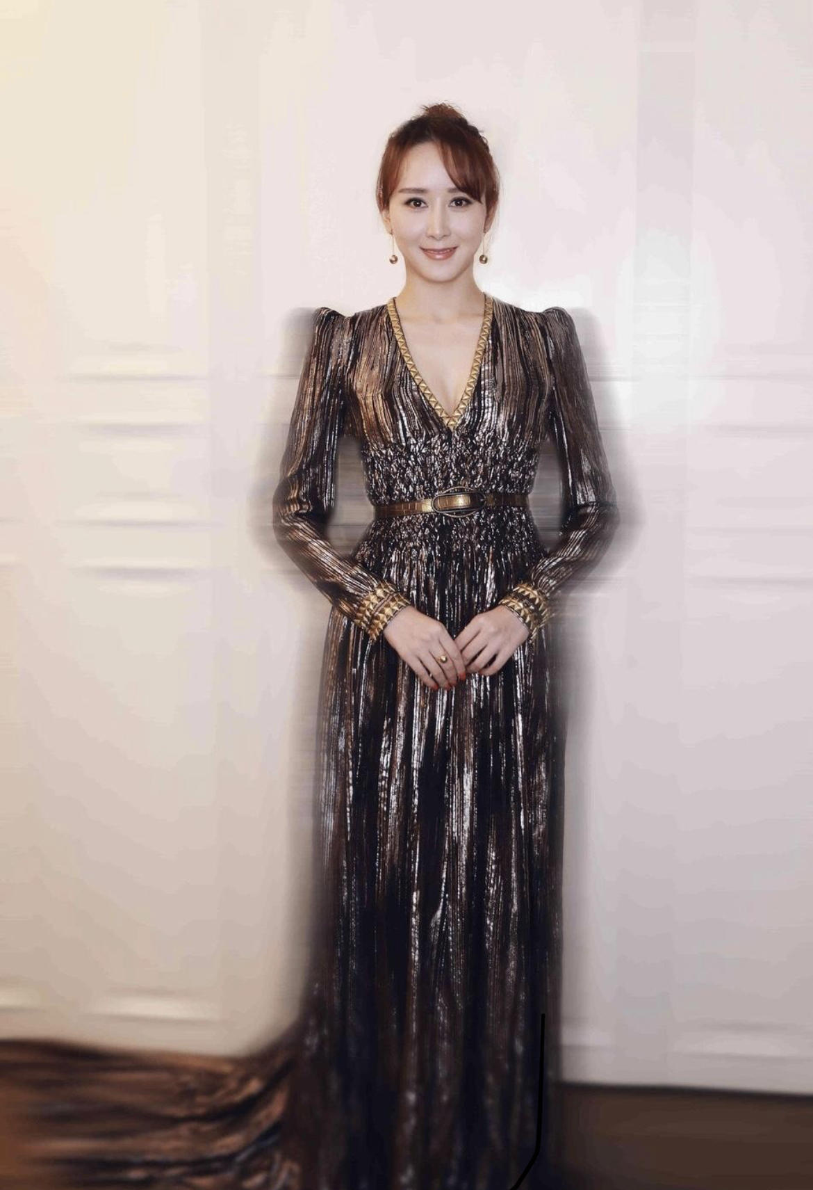 简约的穿搭也盖不住胡静的饱满身材一袭小黑裙高贵优雅太美了