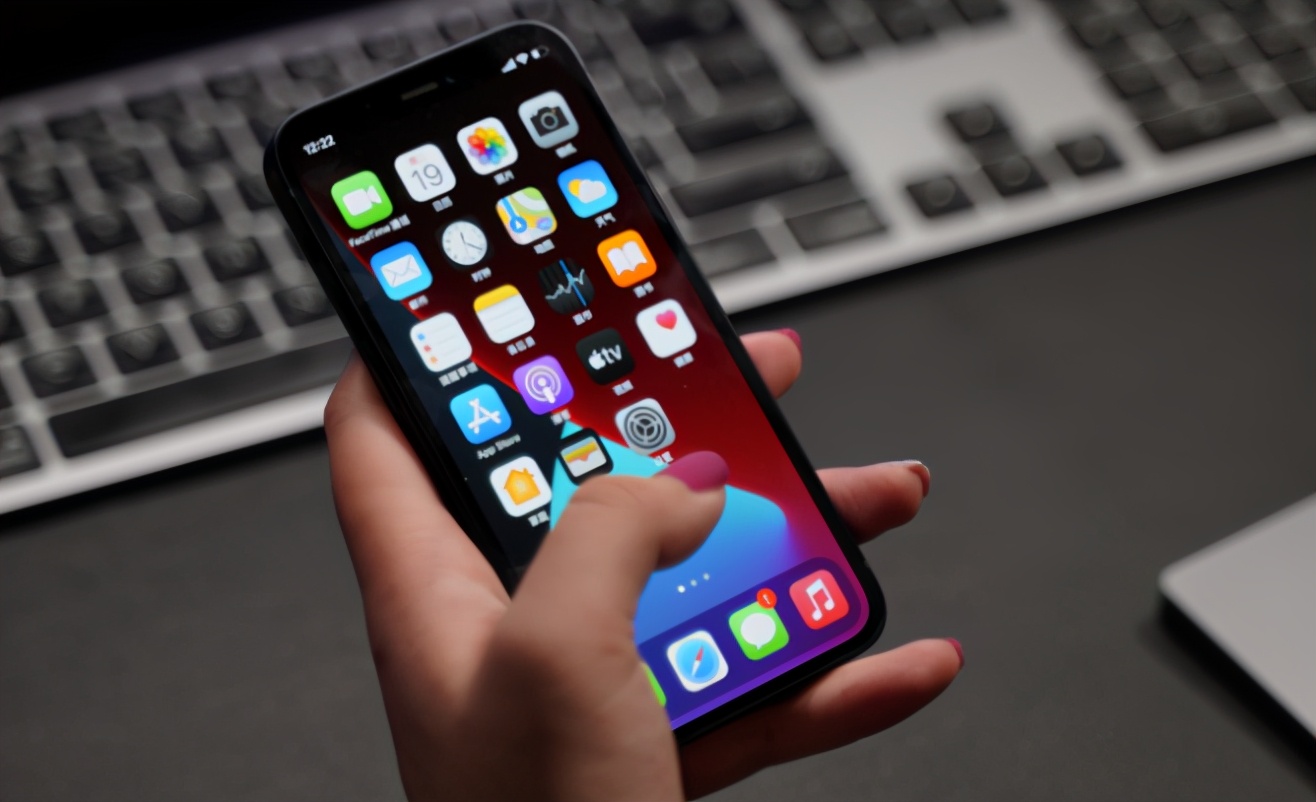 去年发布的iphone 12系列,有好几个版本都有不同幅度的降价,其中