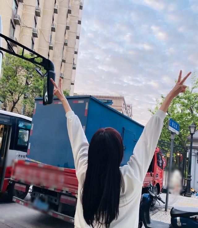 鹿晗和美女去酒吧后关晓彤懒理传闻晒美照心情大好不受影响