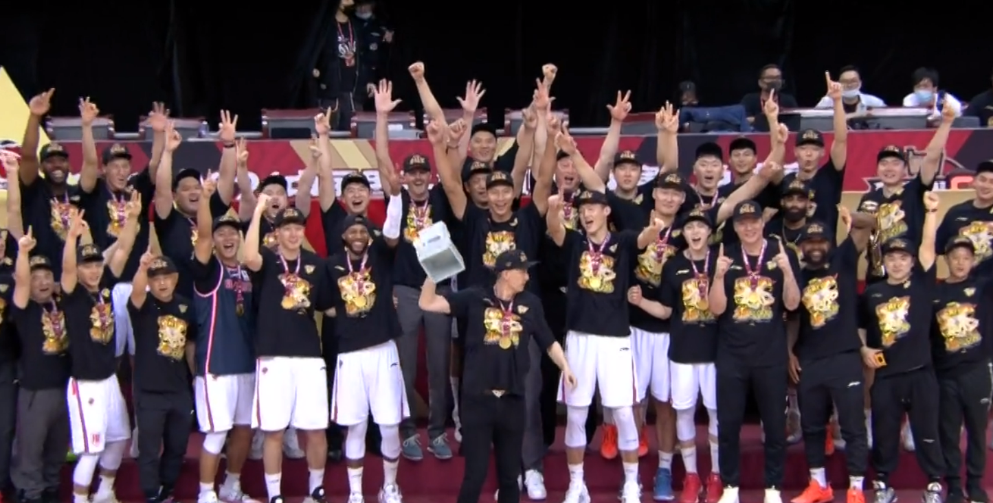 广东夺冠合影姚明被要求站边上别挡人11冠王队员将他拉到c位