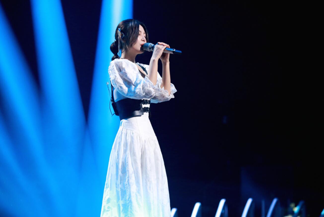 《谁是宝藏歌手》公演 萨吉独特唱法赢得大张伟王源高赞好评